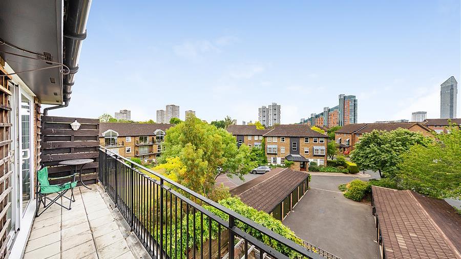 Riverside flat for sale in Battersea Bridge Road, SW11 featuring a ...