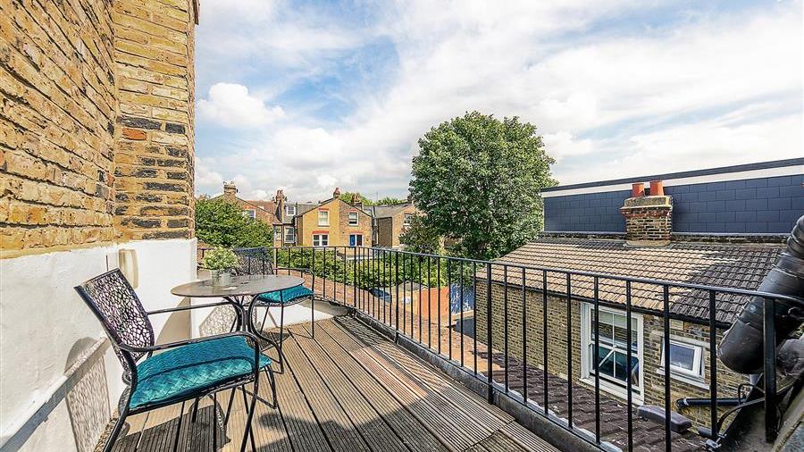 House for sale in Eccles Road, SW11 featuring a garden (ref 50334