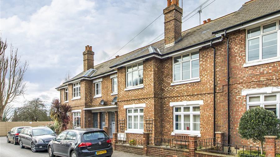 House for sale in Strickland Row, SW18 featuring a garden and a garage