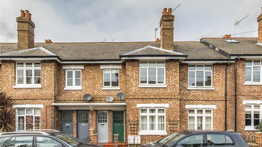 House for sale in Strickland Row, SW18 featuring a garden and a garage