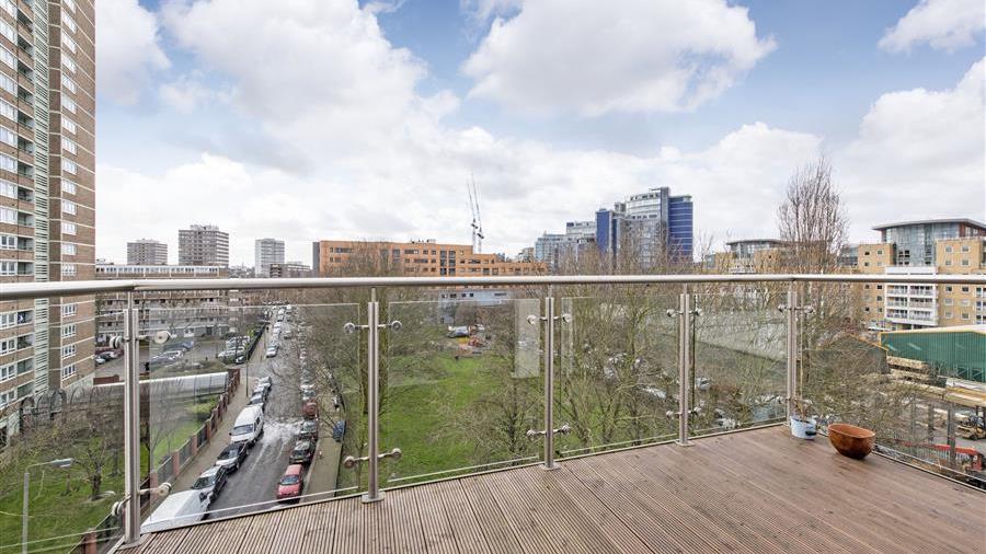 Flat for sale in Gwynne Road, SW11 featuring a balcony and a lift (ref