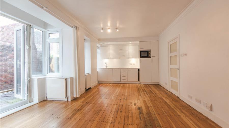 Flat to rent in Linton House, Holland Park Avenue, W11 featuring a