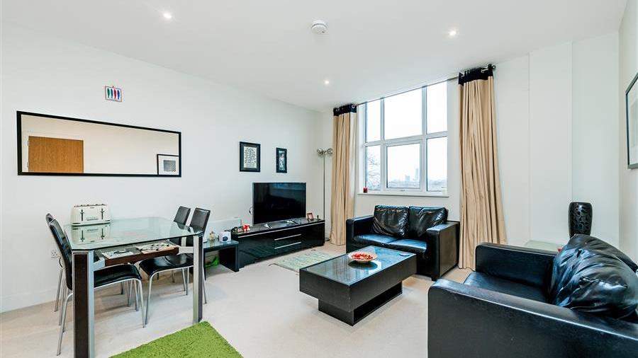 Flat to rent in Bromyard Avenue, W3 featuring a porter (ref 61013