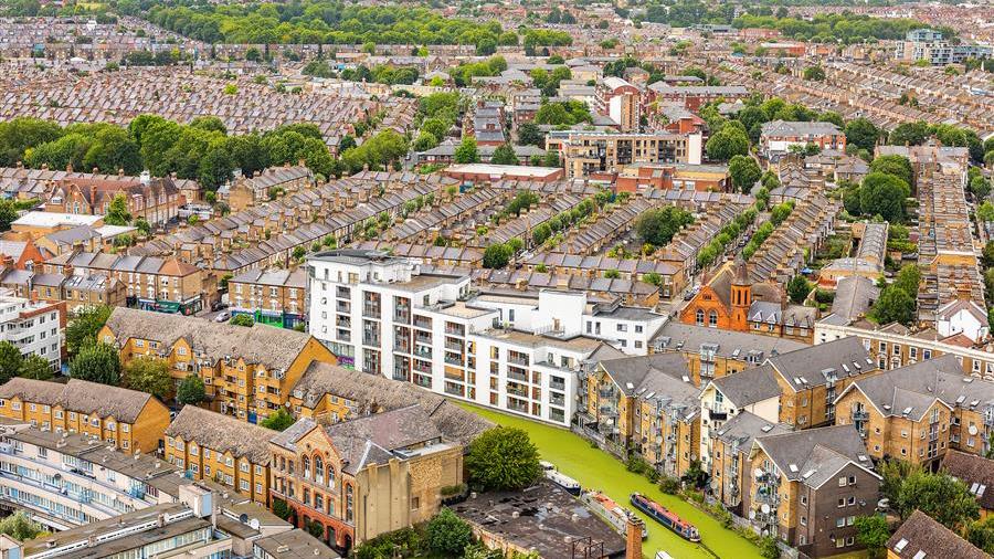 Flat to rent in Golborne Road, W10 featuring a balcony (ref 61629