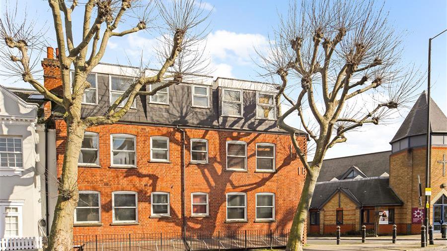 Flat for sale in Wandsworth Bridge Road, SW6 featuring a garden (ref