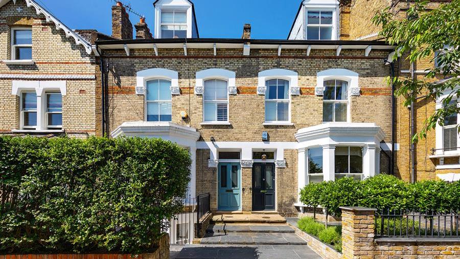 House for sale in Ramsden Road, SW12 featuring a garden (ref 66408