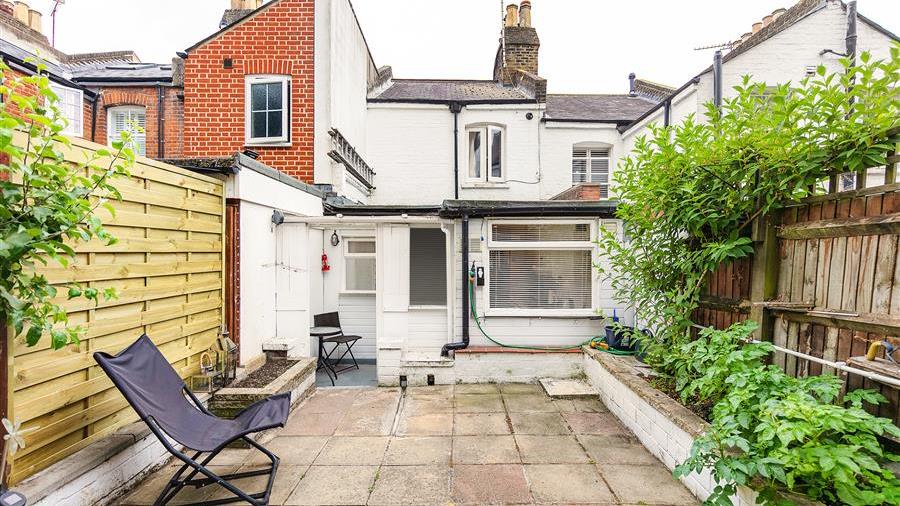 House for sale in Medfield Street, SW15 featuring a garden (ref 68730